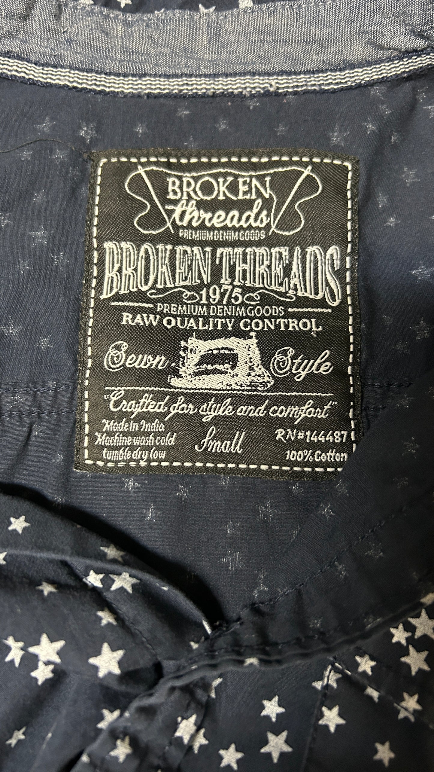 Broken Threads Short sleeve button down shirt Small Cotton