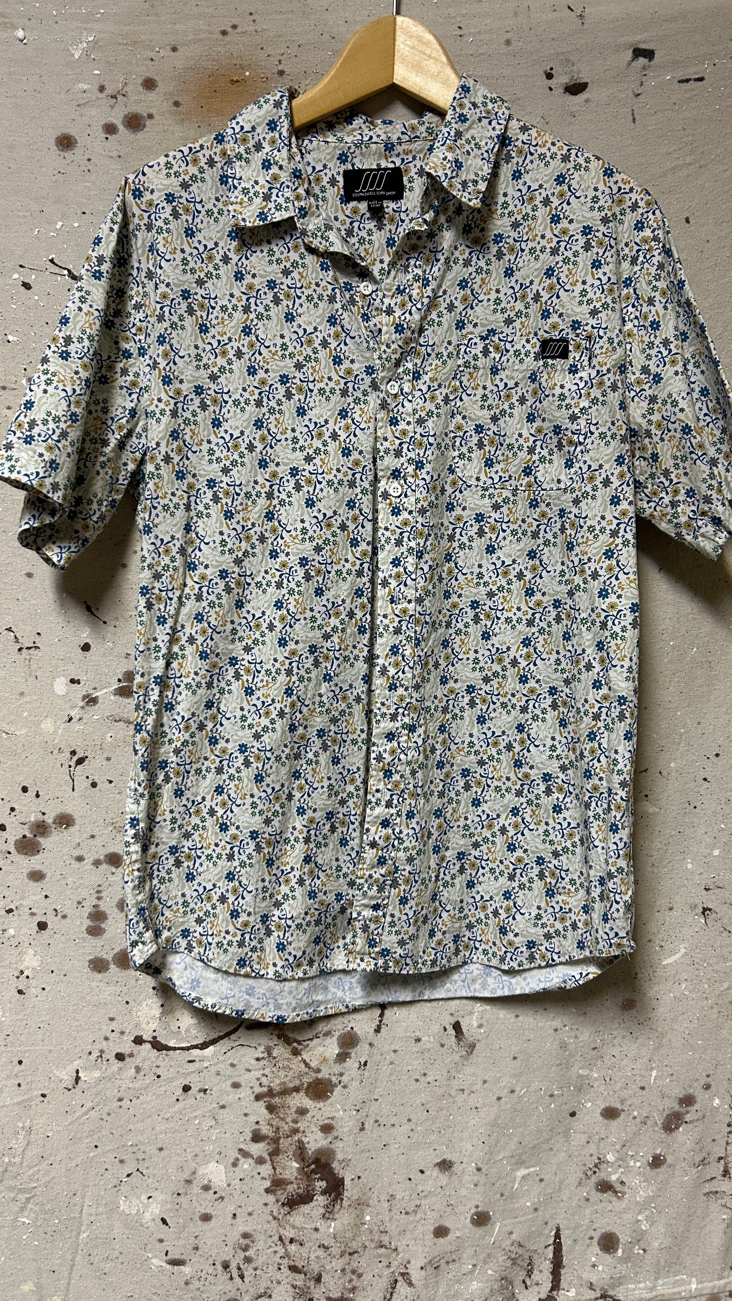 South Swell Surf Shop Short sleeve button down shirt Medium