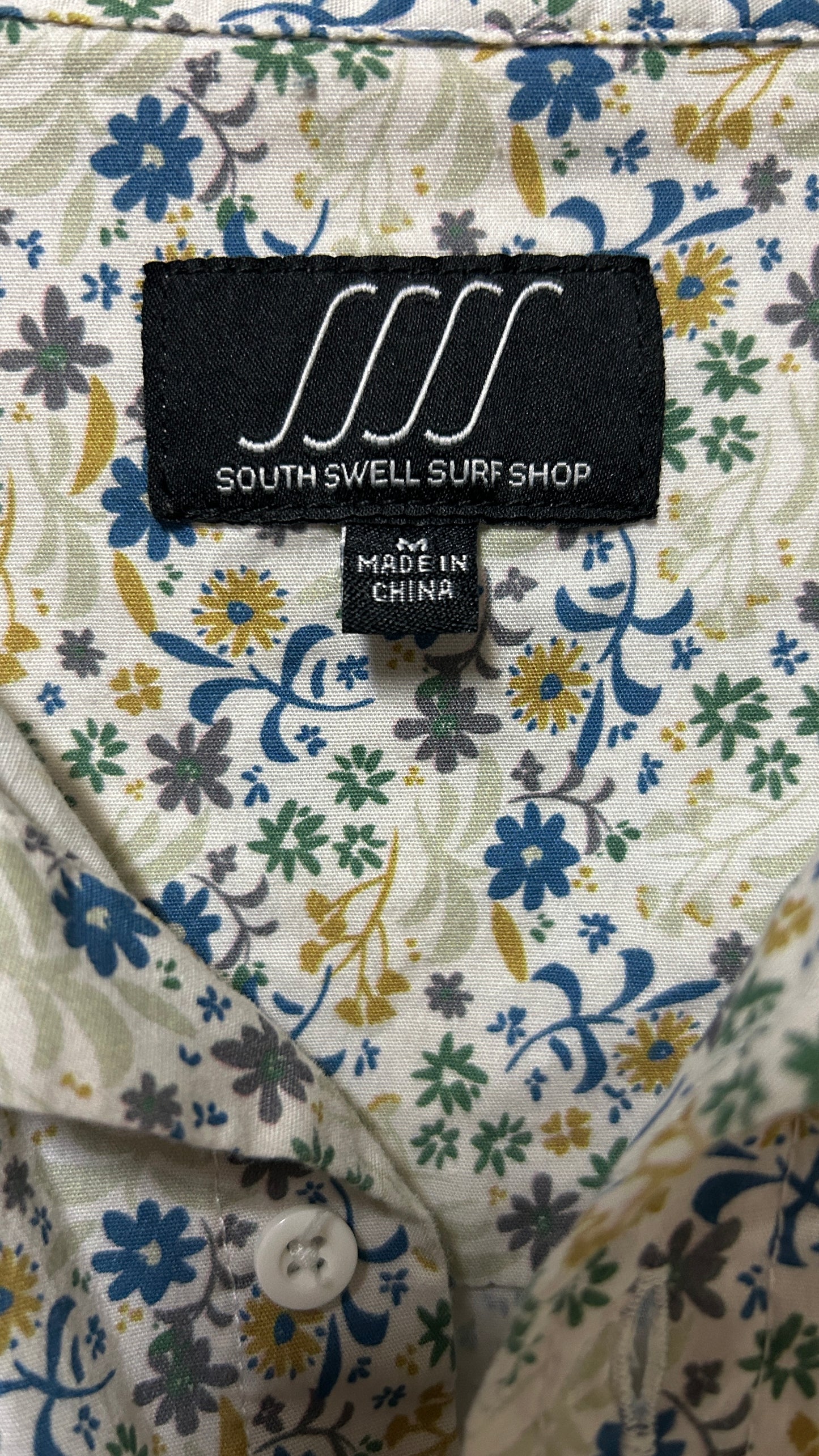 South Swell Surf Shop Short sleeve button down shirt Medium