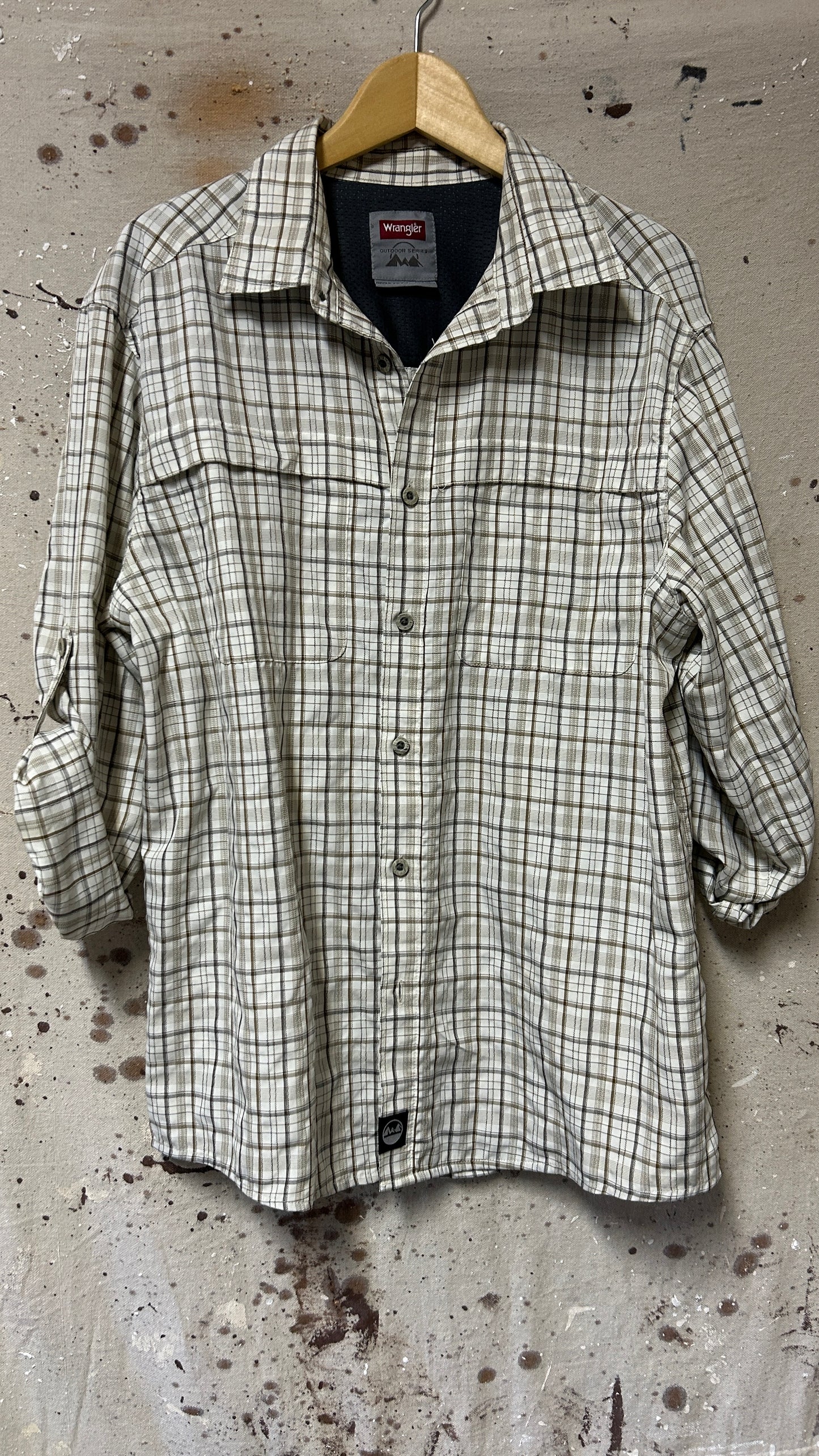 Wrangler Long sleeve button down shirt Large Light Checkered