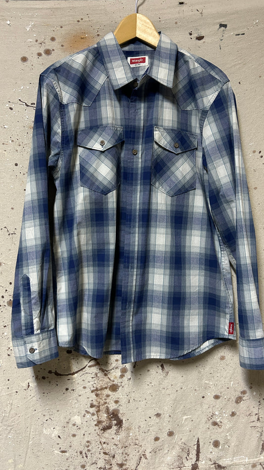 Wrangler Long sleeve button down shirt Medium blue white
