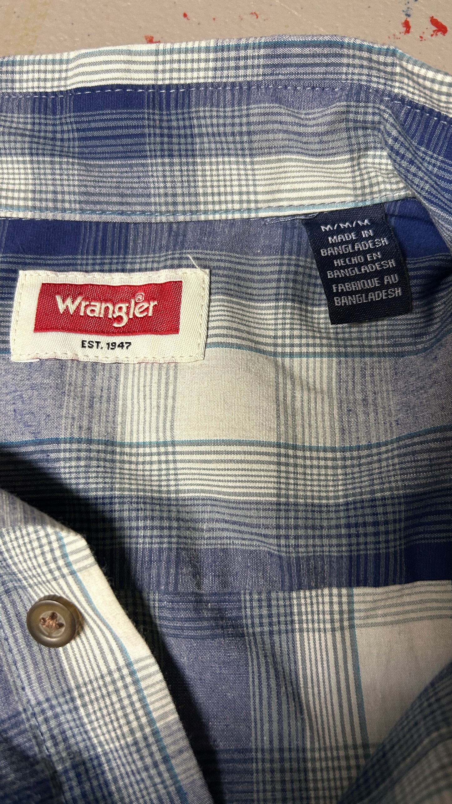 Wrangler Long sleeve button down shirt Medium blue white