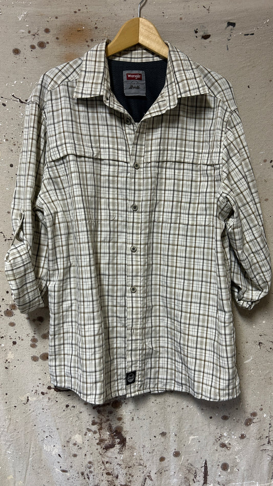 Wrangler Long sleeve button down shirt Large Light Checkered